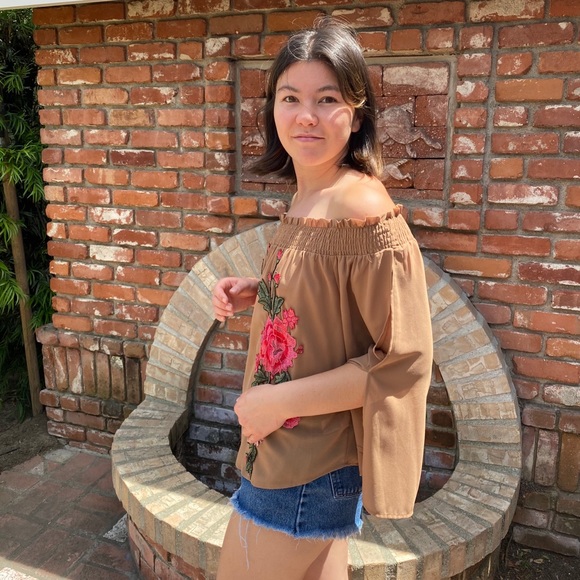 Chiffon goddess blouse with elastic neckline and embroidered floral details - Picture 2 of 5